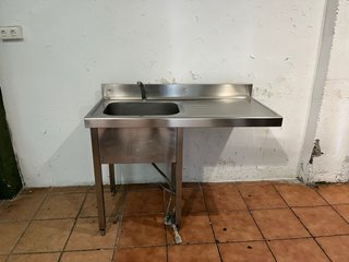 Fregadero industrial con pedal