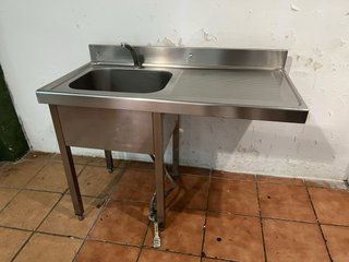 Fregadero industrial con pedal
