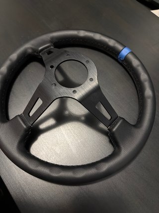 Volante Momo Desplazado Cuero Azul