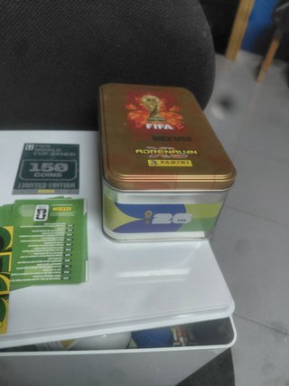 Caja metálica Adrenalyn llena de cartas