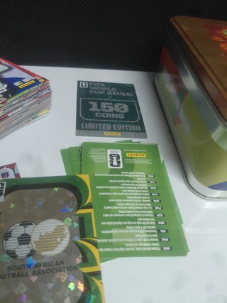 Caja metálica Adrenalyn llena de cartas