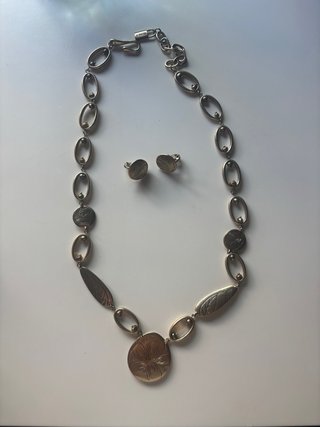 Collar y pendientes plateados de Monet
