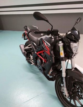 Benelli BN 250 ABS Negra/Roja