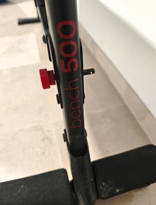 Banco de pesas , soporte y barra de musculación.