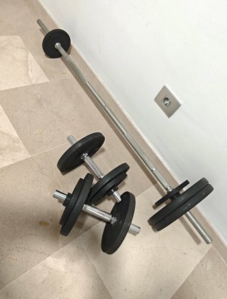 Banco de pesas , soporte y barra de musculación.