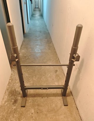 Banco de pesas , soporte y barra de musculación.