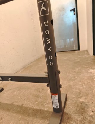 Banco de pesas , soporte y barra de musculación.