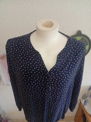 Blusa azul con lunares multicolor