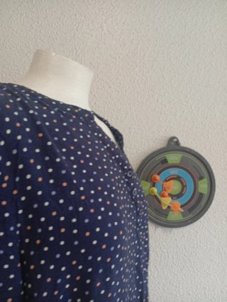 Blusa azul con lunares multicolor