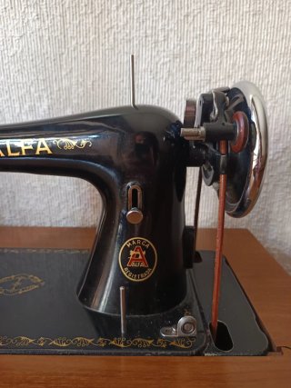 Máquina de coser Alfa con mesa y mueble