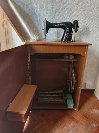 Máquina de coser Alfa con mesa y mueble