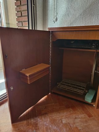 Máquina de coser Alfa con mesa y mueble
