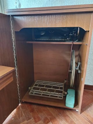 Máquina de coser Alfa con mesa y mueble