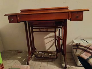 Máquina de coser Alfa con mesa y mueble