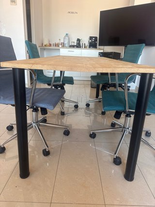 Mesa de oficina y 5 sillas