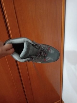 Botas de montaña grises y rojas