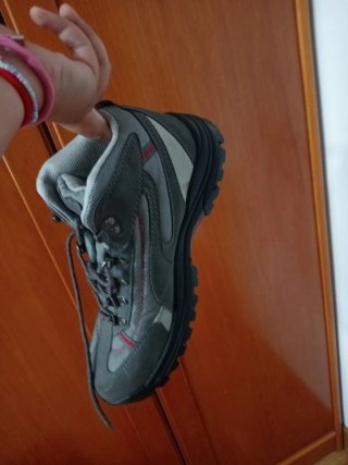 Botas de montaña grises y rojas
