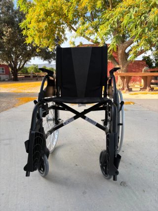 Silla de ruedas plegable.