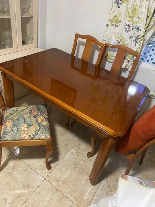 Mesa de comedor de madera
