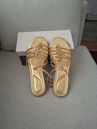 Sandalias Zara Doradas Planas
