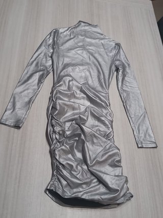 Vestido plateado con fruncido