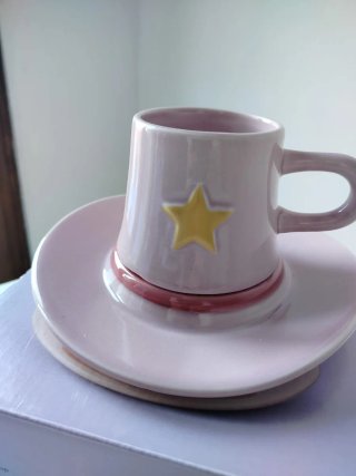 Tazza con sottovaso a forma di cappello