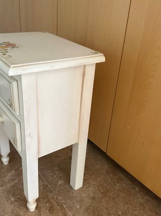Mesita de noche pintada a mano