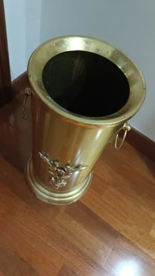 Paragüero dorado con asas.