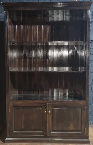 Estantería de madera con puertas