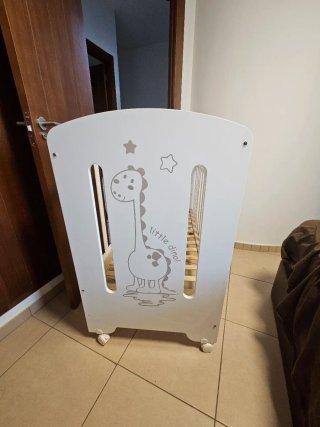 Cuna infantil con diseño de jirafa