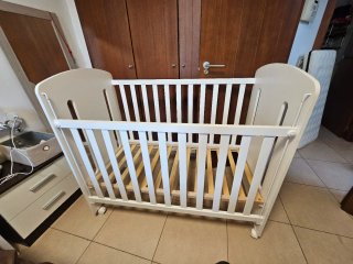 Cuna infantil con diseño de jirafa