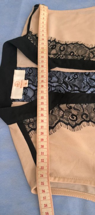 Blusa beige con encaje negro