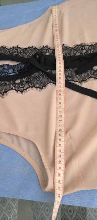 Blusa beige con encaje negro