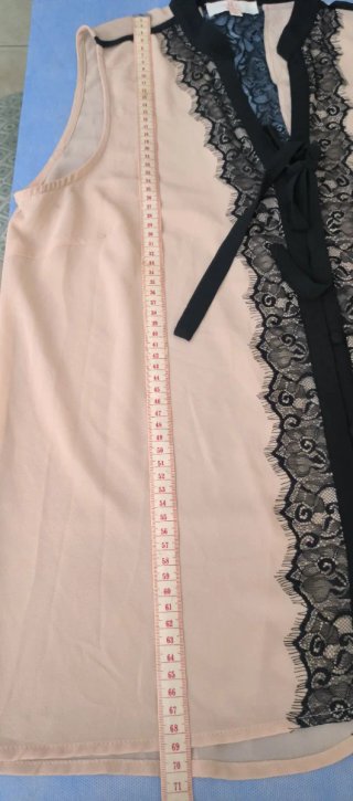 Blusa beige con encaje negro