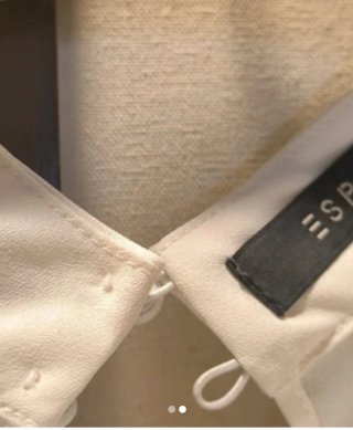 Blusa beige con encaje negro