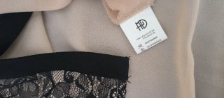 Blusa beige con encaje negro