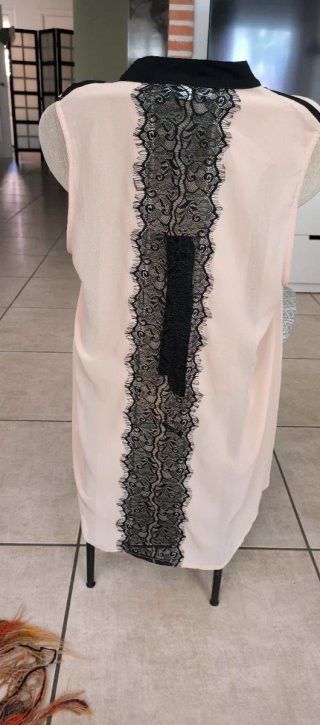 Blusa beige con encaje negro