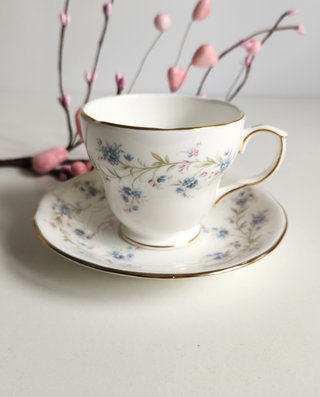 Taza y platillo porcelana inglesa floral