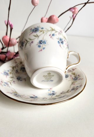 Taza y platillo porcelana inglesa floral