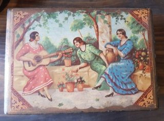 Antigua caja de madera con espejo y pañuelos