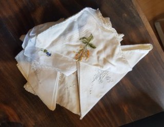 Antigua caja de madera con espejo y pañuelos