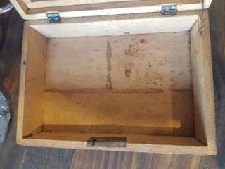 Antigua caja de madera con espejo y pañuelos