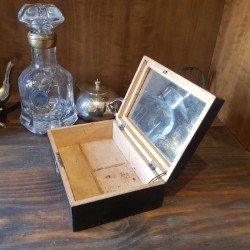 Antigua caja de madera con espejo y pañuelos