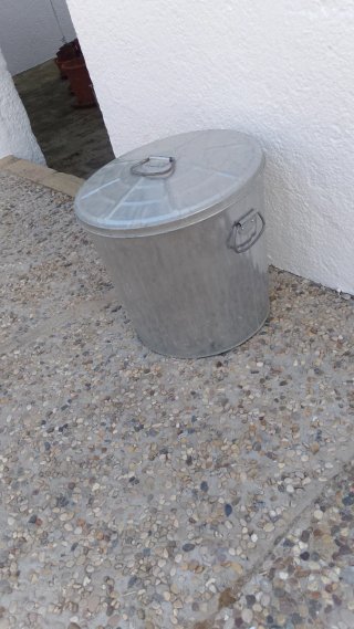 Cubo de basura metálico Ikea