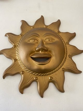 Sole da parete dorato in metallo