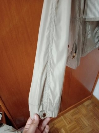 Chaqueta beige con capucha