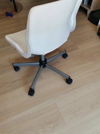 Silla de estudio blanca con ruedas