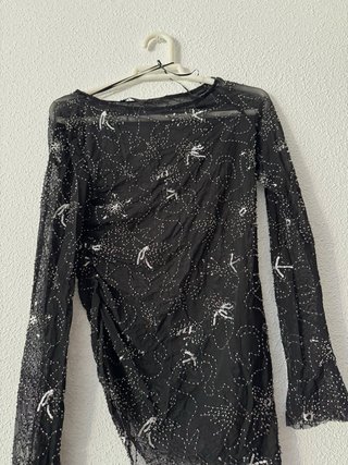Blusa negra con pedrería