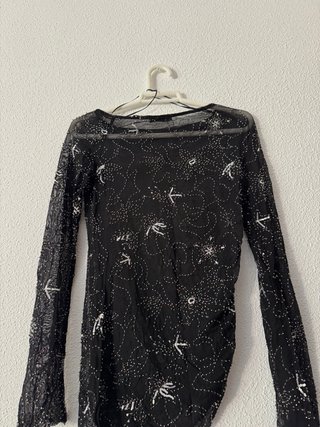 Blusa negra con pedrería
