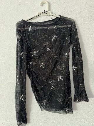 Blusa negra con pedrería